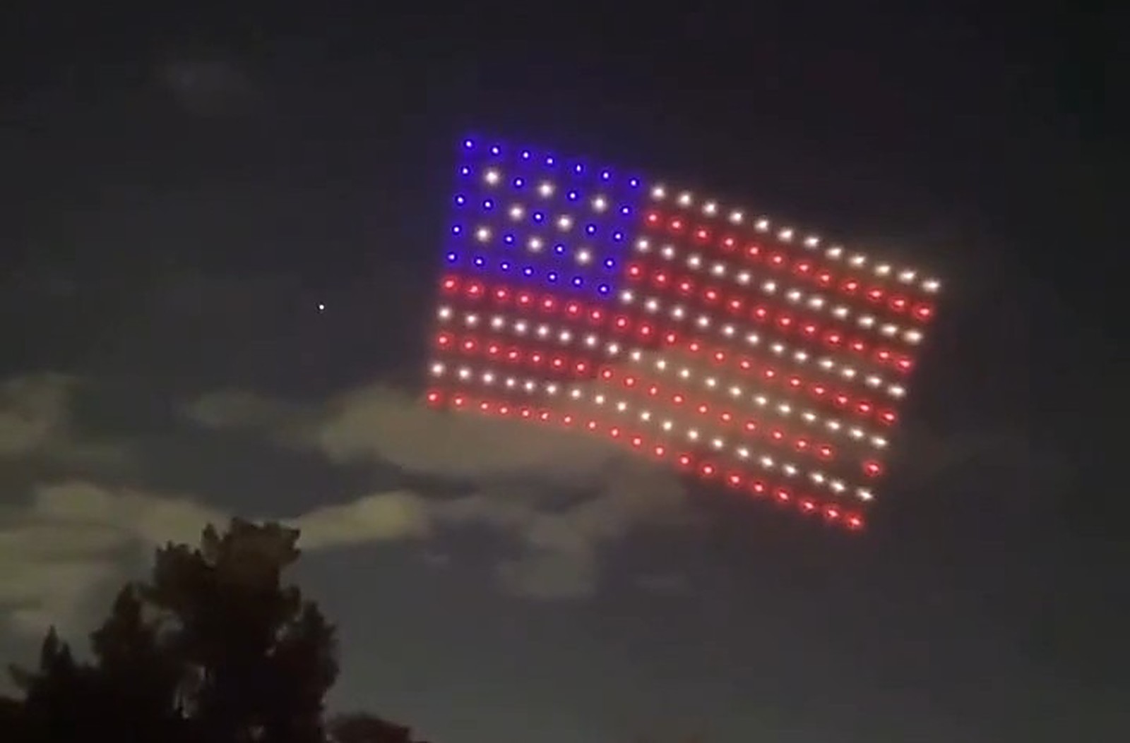 Show de drones formando la bandera de Estados Unidos sobre el Planetario de Buenos Aires
